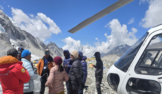 Ministers Lekhak, Pande at Sagarmatha base camp to enquire on climbing, tourism