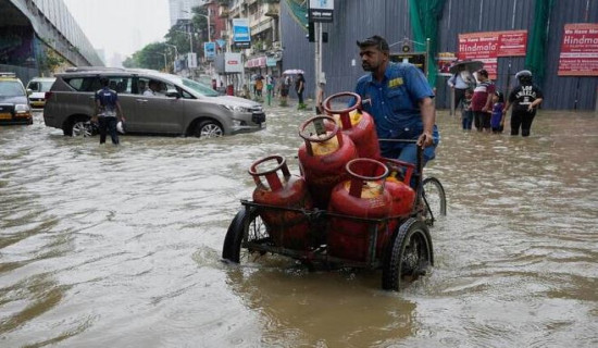 Monsoon lashes Mumbai as rains arrive early in India