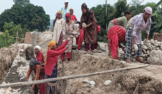 Bardibas women braving heat to build wall to control flood