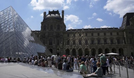 Louvre workers strike to protest over tourism