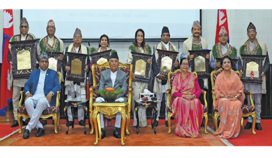 President presents awards to singers, musicians, theatre artists