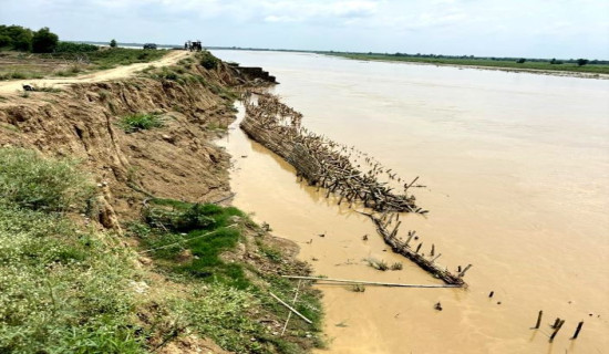 Locals in fear of floodings from ongoing Rapti River erosion