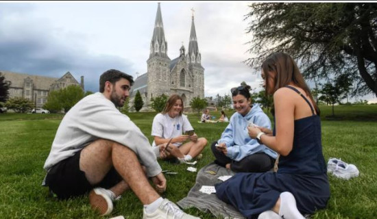 Young US college graduates face employment crisis