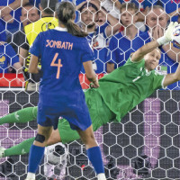 Five-star Sweden crush Italy to reach World Cup last 16