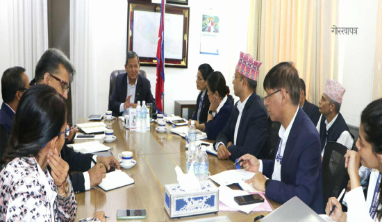 Comms. Minister Gurung for immediate operation of 5G network