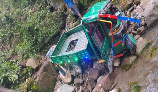 One killed, 11 injured in road accident