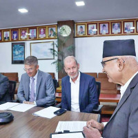 Visiting foreign tourists urged to pay for on-arrival visa in cash