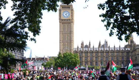 Police arrest over 400 in London