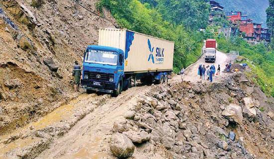 Over 1,500 containers stranded at Chinese  border for months, causing losses in billions