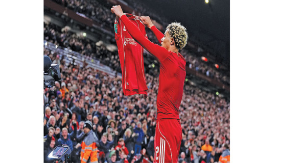 Isak scores first Liverpool goal in League Cup win, Chelsea survive scare