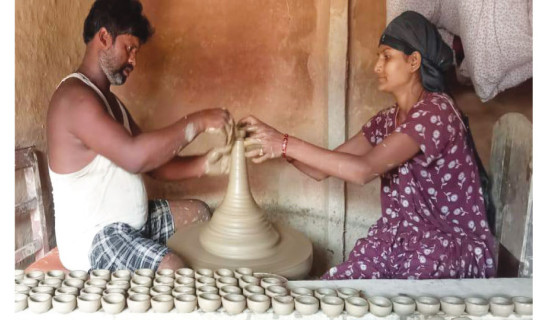 Pundits busy making clay lamps