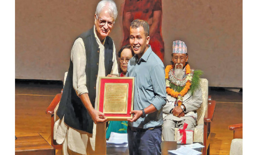 Chuden Kabimo receives Madan Puraskar