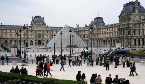French police hunt Louvre jewel thieves