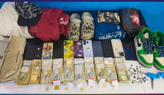 Three gold snatchers, two jewellery owners held