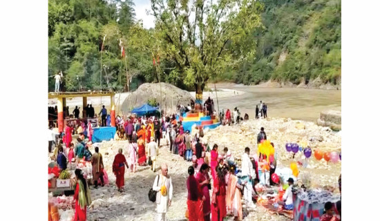 Holy dip rush at Kaligandaki