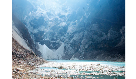 Three die, eight go missing in avalanche