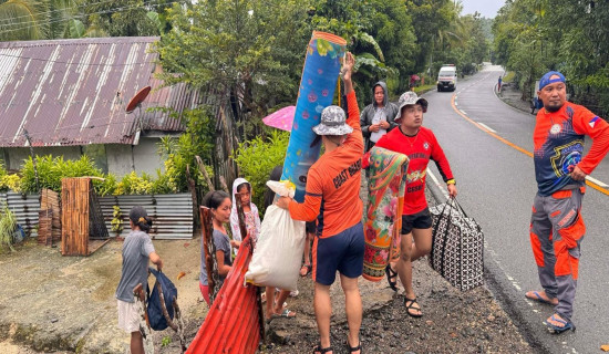 Thousands flee as typhoon approaches Philippines