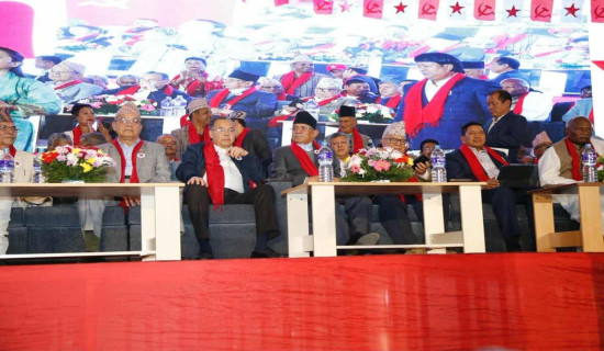 Prachanda observes earthquake photo exhibition in Barpak