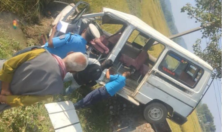 12 injured in Gaighat van accident