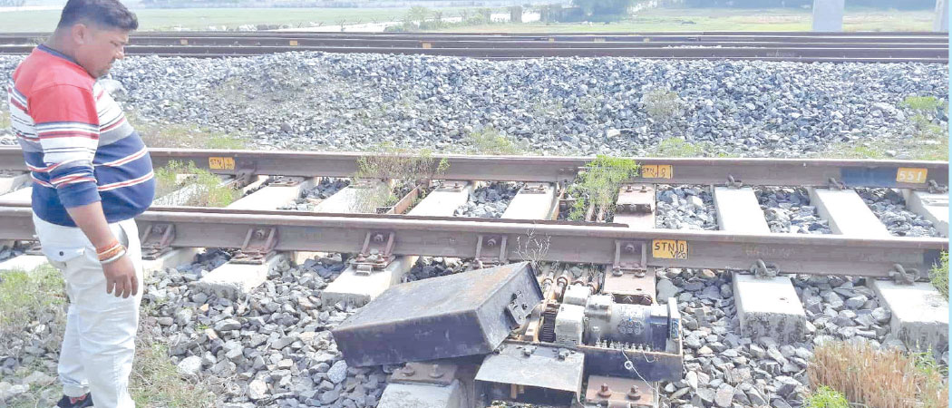 Thieves lift railway motor points, Customs Yard without power