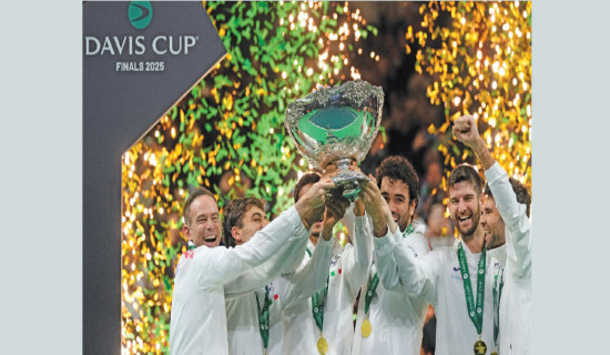 Italy see off Spain  to complete Davis Cup hat-trick