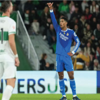 Italy see off Spain  to complete Davis Cup hat-trick