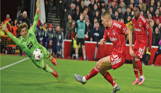 Malen powers Villa as Forest pick up vital Europa League