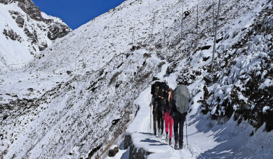 Tourist activity thriving at Thorong La Pass despite freezing cold