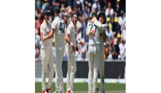'Awesome' Australia dominate England to retain Ashes