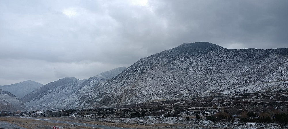 Snowfall returns to lower Mustang after four years