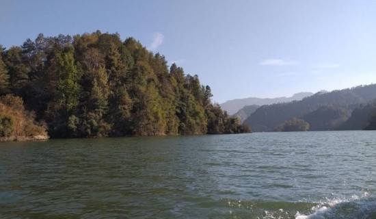 Truck plunges into Indrasarovar Lake