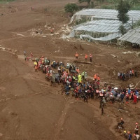 US urges citizens to leave Lebanon on 'any available ticket'