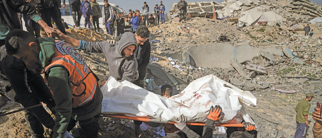 Militants kill 33 in Pakistan