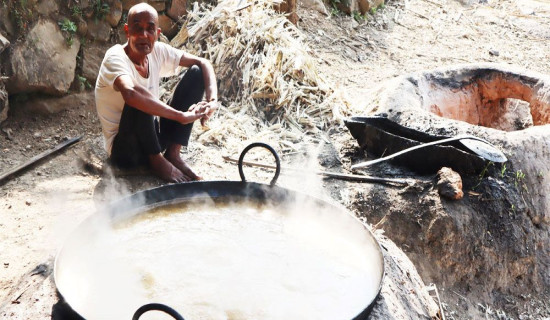 Sugarcane farmers along Henwa river hands full with jaggery and molasses production