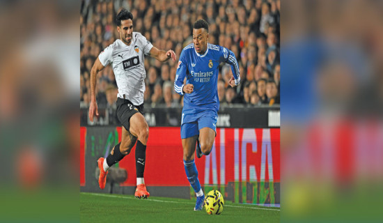 Real Madrid stay on Barca's tail