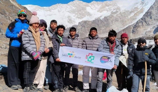 HECAF collects rubbish in Kanchanjangha base camp