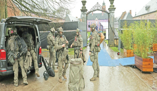 Int'l students weigh new risks in US