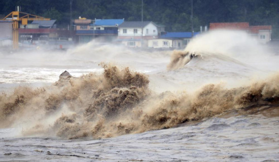 Typhoon batters South Korea, forcing thousands to flee