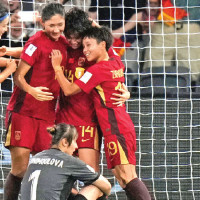 Real Madrid stay on Barca's tail