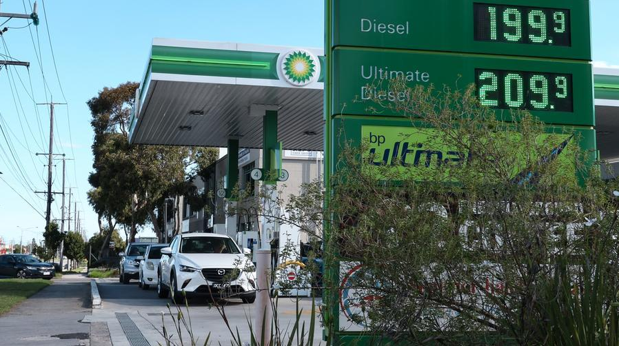 Australian gov't to release 762 mln liters of fuel