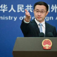 Dust storm slams Phoenix, causing damage, airport delays and power outages